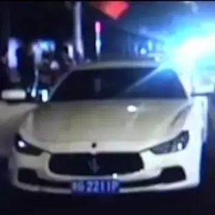 莎拉蒂司机违停打王者荣耀，无任何警示遭电动车追尾！