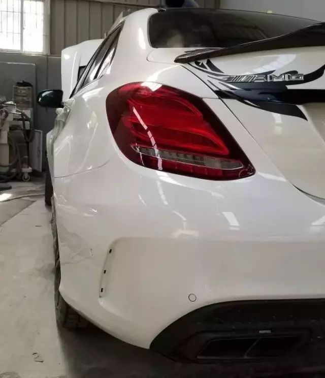 100万买的C63被人当作C200,开了9千公里后 车友怒改宽体绅士!