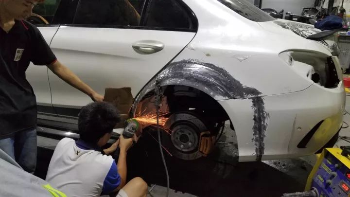 100万买的C63被人当作C200,开了9千公里后 车友怒改宽体绅士!