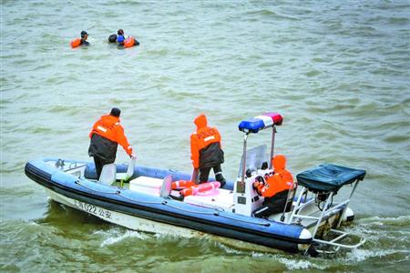 水上公安举行意外落水应急救援演练|黄浦江|卢浦大桥_新浪娱乐_新浪网