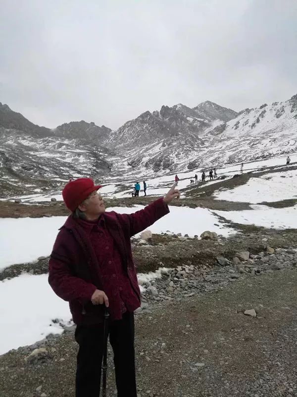 他带着89岁母亲自驾游:老人开心得像个小孩还