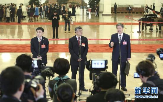 10月18日，中国共产党第十九次全国代表大会在北京人民大会堂开幕。这是开幕会前，王恩东、谢春涛、张瑞敏代表（自左至右）接受采访。新华社记者 殷刚 摄 图片来源：新华网