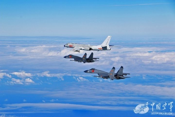 ▲资料图片:空军战略轰炸机进行飞行演练。(中国空军)