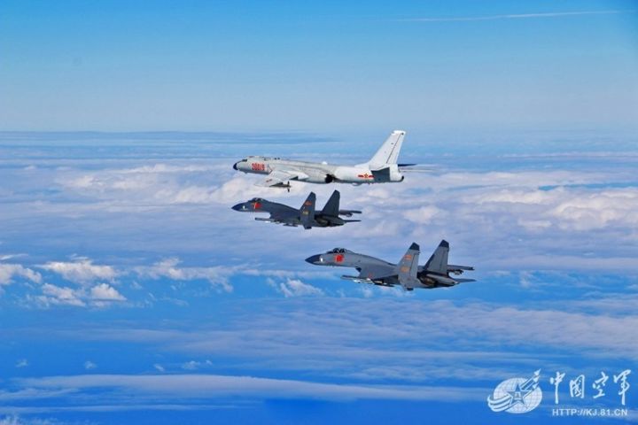  ▲资料图片：空军战略轰炸机进行飞行演练。（中国空军）