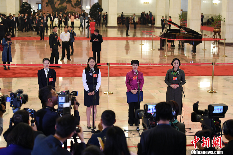10月18日，中国共产党第十九次全国代表大会在北京人民大会堂开幕。开幕前举行首次“党代表通道”采访活动。图为卢丽安（右一）、蒙曼（右二）、杜玉涛（右三）、吴敏霞代表接受采访。 中新社记者 毛建军 摄