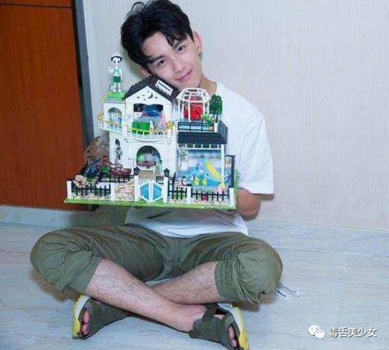 腿毛稀少，这个嘲点也是很清奇了。