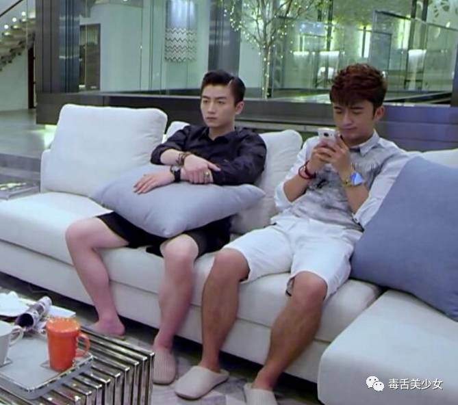 腿毛稀少，这个嘲点也是很清奇了。