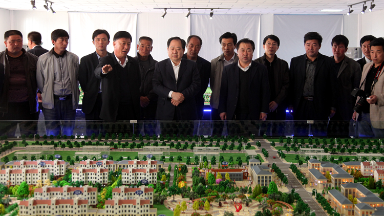 史军辉作为当地的民营企业家,在临近城区的杜赵村为贫困户修建了统一