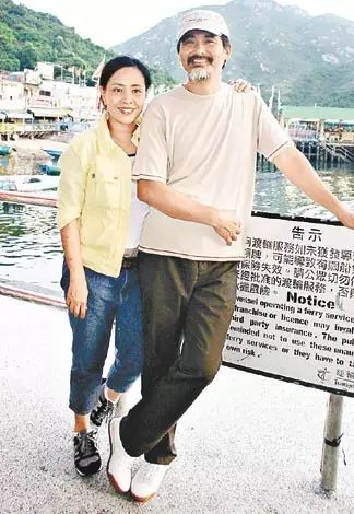 裸捐56亿，周润发宠妻30年却膝下无子，直到妻子落泪才道出真相