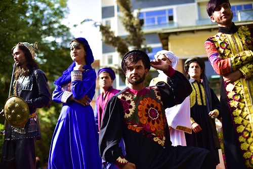 资料图：8月10日，在阿富汗首都喀布尔，模特们在民族时装展上展示服装。新华社记者代贺摄