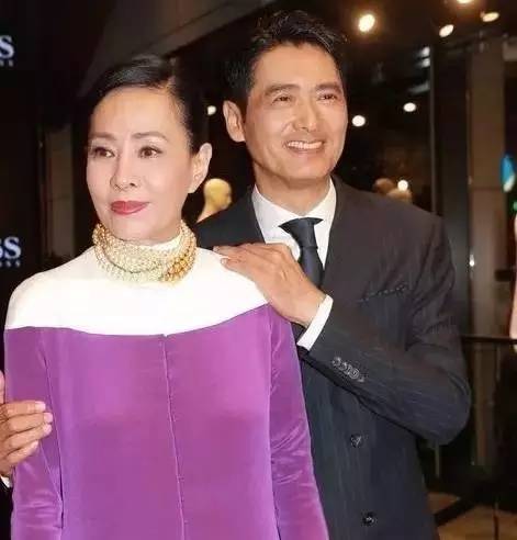 裸捐56亿，周润发宠妻30年却膝下无子，直到妻子落泪才道出真相