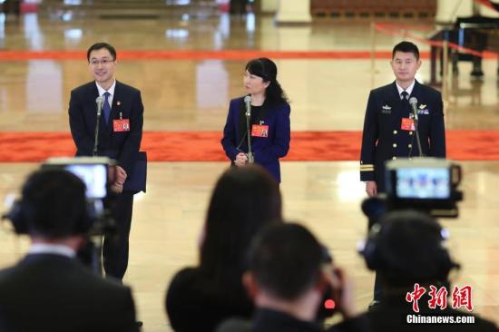 10月19日,中国共产党第十九次全国代表大会“党代表通道”第二场采访活动在北京人民大会堂举行。中共十九大代表孟祥飞、李媛、曹先建(自左至右)接受采访。<a target=\'_blank\' href=\'http://www.chinanews.com/\'>中新社</a>记者 盛佳鹏 摄