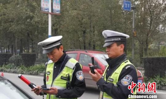 工作中的连专彦(图左)。 张永强 摄
