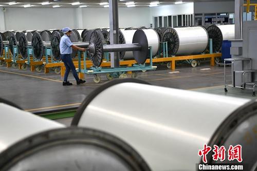 资料图:某工厂忙碌生产的工人。中新社记者 张浪 摄