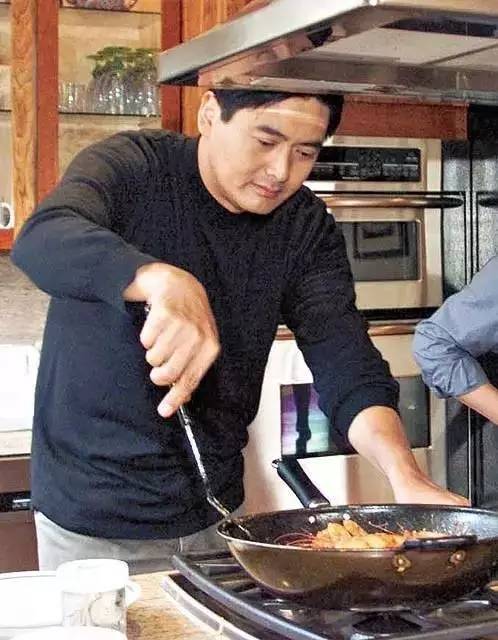 裸捐56亿，周润发宠妻30年却膝下无子，直到妻子落泪才道出真相