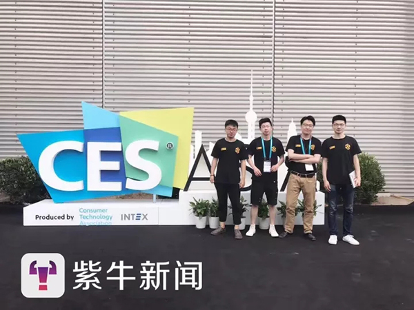 周全和他的研发团队,中间的是包建欧和周全。