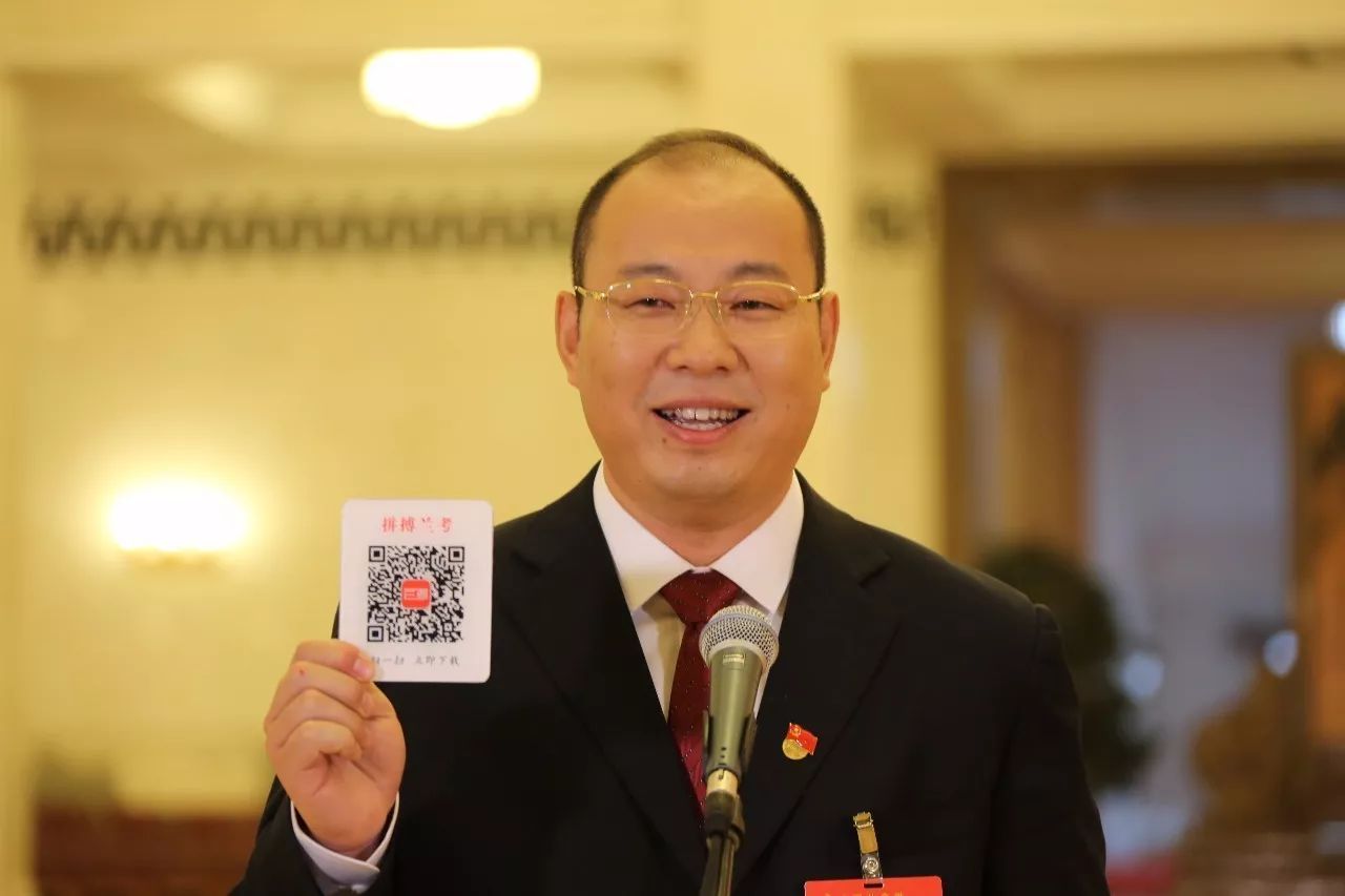 △蔡松涛带来了一个二维码,里面见证了兰考三年来的变化,“关注的话可以扫一下。”