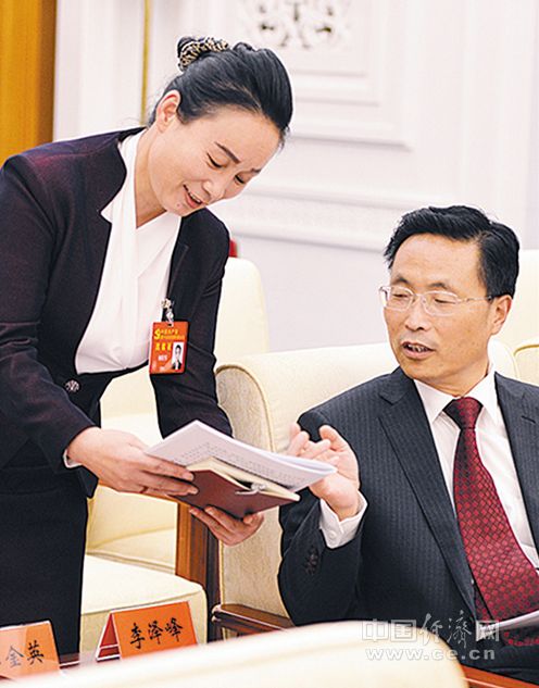 10月18日,宁夏回族自治区代表团讨论向中外记者开放。会议间隙,党的十九大代表何桂琴(左)与李泽峰(右)在交流。经济日报记者 李景录摄