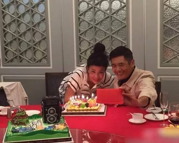 裸捐56亿，周润发宠妻30年却膝下无子，直到妻子落泪才道出真相