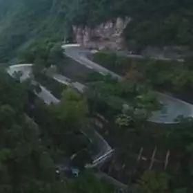 卡车穿梭云上，湖南矮寨悬索桥美翻天