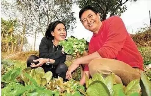 裸捐56亿，周润发宠妻30年却膝下无子，直到妻子落泪才道出真相