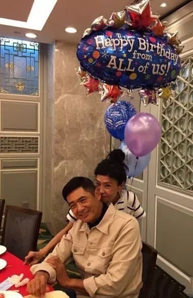 裸捐56亿，周润发宠妻30年却膝下无子，直到妻子落泪才道出真相