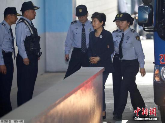 资料图:朴槿惠被押送至法院。