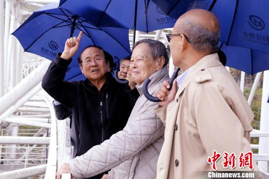 杨振宁访“中国天眼”。 刘朝荣 摄