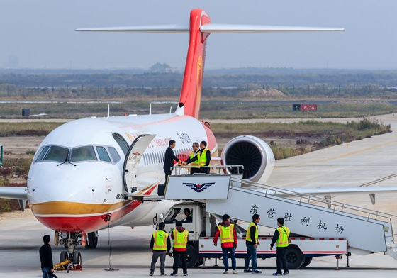 第三架ARJ21新支线喷气客机交付成都航空|喷