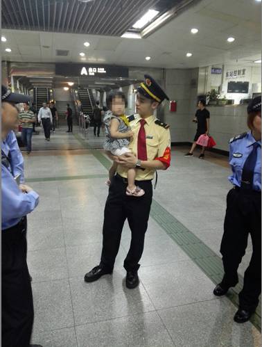 赞!广州两岁萌娃地铁站走失,双手抱拳不说话,