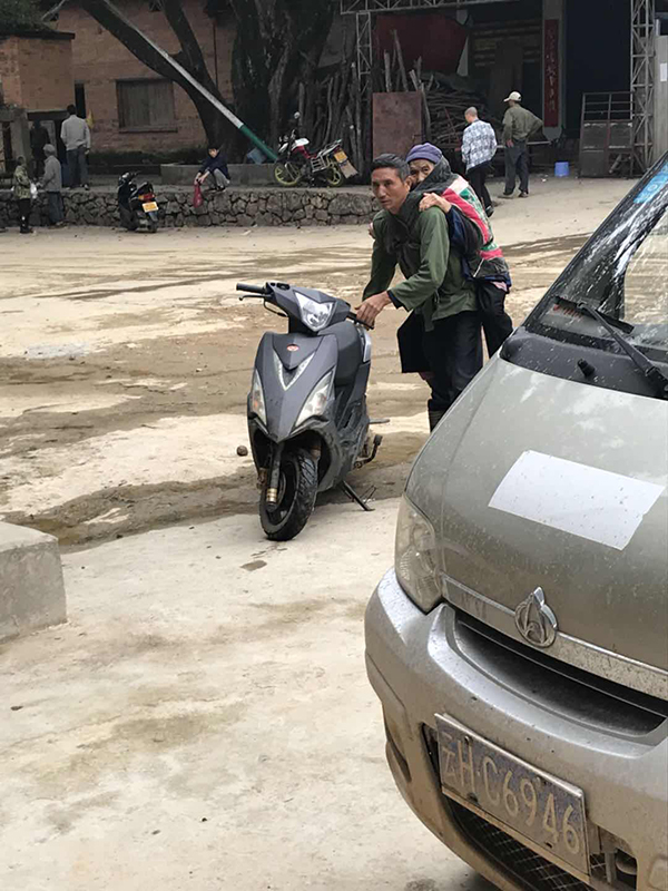 用襁褓背89岁老母走十里路看病数年,他说:老人