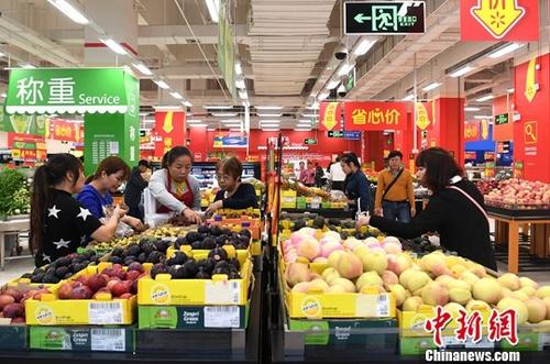 资料图：民众在超市选购水果。中新社记者 俞靖 摄