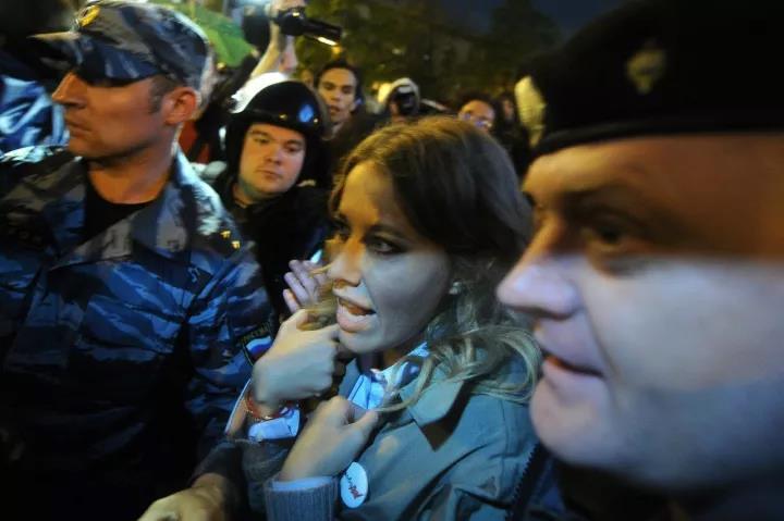 △2012年，克谢尼娅在反普京示威中被警察带走。