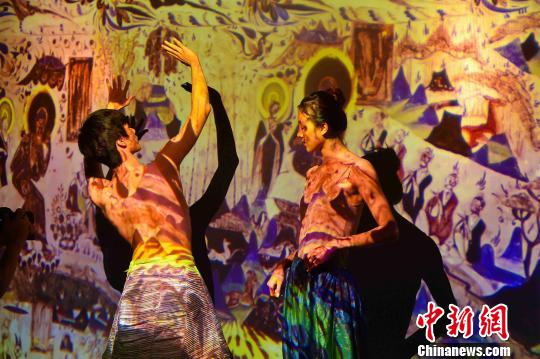 演员在壁画前进行创作。 潘旭临 摄