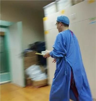 作为一名心内科医生,葛卫力总是脚步匆匆。.jpg