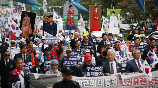 韩国民众手持朴槿惠照片集会