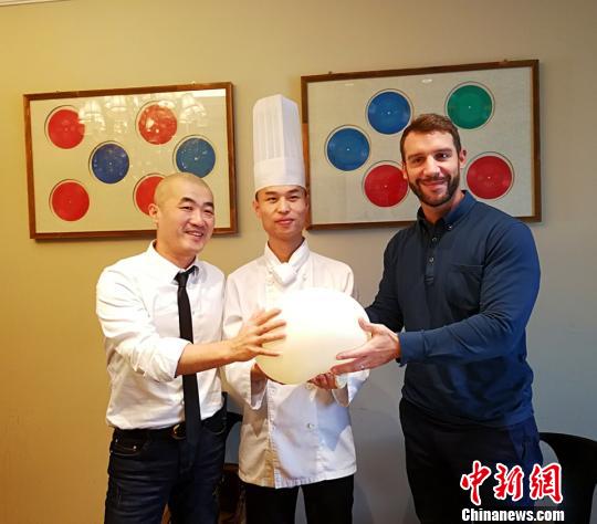 山西面艺表演师用面团吹气球 外籍客人惊呼震