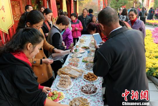 图为老人们为藏厨美味评比活动进行投票。　孙睿　摄