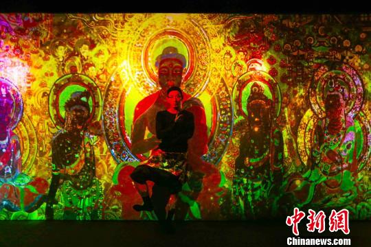 演员与壁画。 潘旭临 摄
