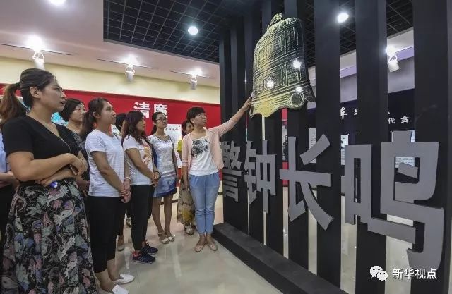  6月25日，在枣强县廉政教育基地，一位干部家属按响反腐警示钟。 新华社记者 李晓果 摄