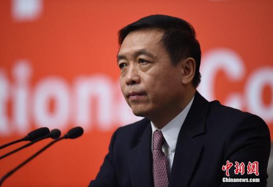 10月20日,中国共产党十九大新闻中心在北京梅地亚中心举行记者会,请新闻出版广电总局副局长张宏森介绍加强思想道德和文化建设情况,并回答记者提问。<a target=\'_blank\' href=\'http://www.chinanews.com/\'>中新社</a>记者 侯宇 摄