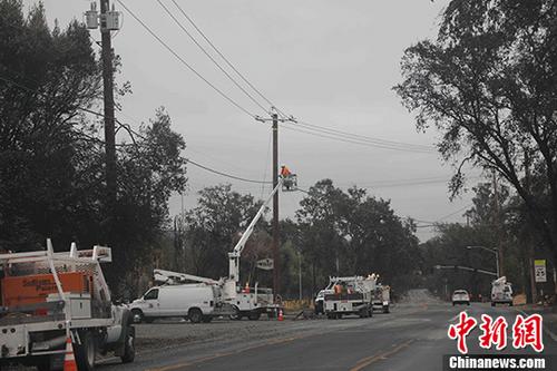 自8日凌晨发生的纳帕谷森林大火已致42人死亡，消防人员已控制绝大部分火势。 中新社记者 刘丹 摄