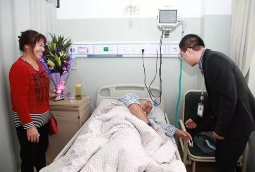 医院办公室主任王敏峰给老父亲送上鲜花.jpg