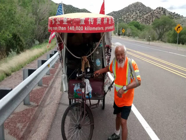 陳冠明在阿根廷境內拉着三輪車旅行。（圖片來自社交媒體）