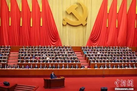 10月18日上午，中国共产党第十九次全国代表大会在北京人民大会堂开幕。习近平代表第十八届中央委员会向大会作报告。 中新社记者 刘震 摄