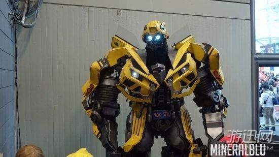 国外大神COS“大黄蜂” 全身重甲,还能走路、摆Pose