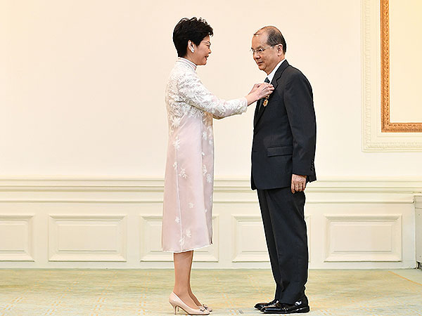 2017年勋衔颁授典礼10月21日在礼宾府举行,行政长官林郑月娥(左)颁授大紫荆勋章予张建宗。 香港政府新闻网 图