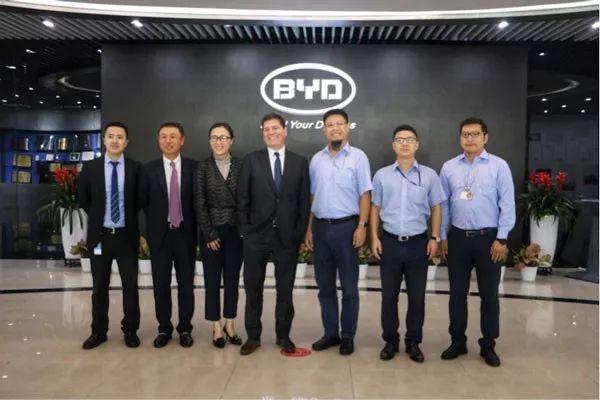 crozier)与微软大中华区企业服务部总经理冯国华与比亚迪高层在比亚迪