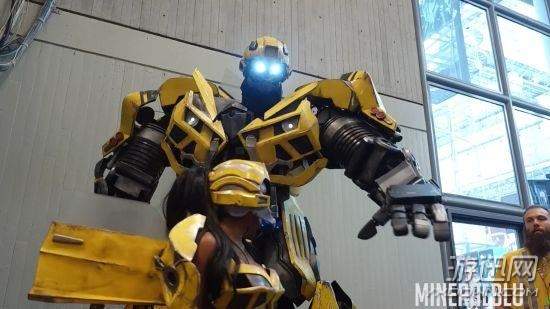 国外大神COS“大黄蜂” 全身重甲,还能走路、摆Pose