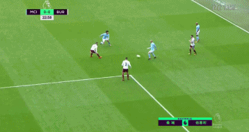 gif-萨内倒三角传中,b席抢点被扑出!